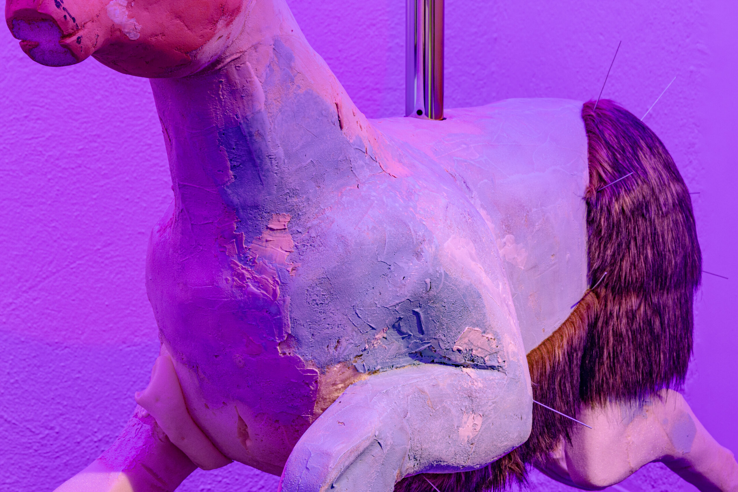 Fábula rota y los cuerpos que olvidaron huir