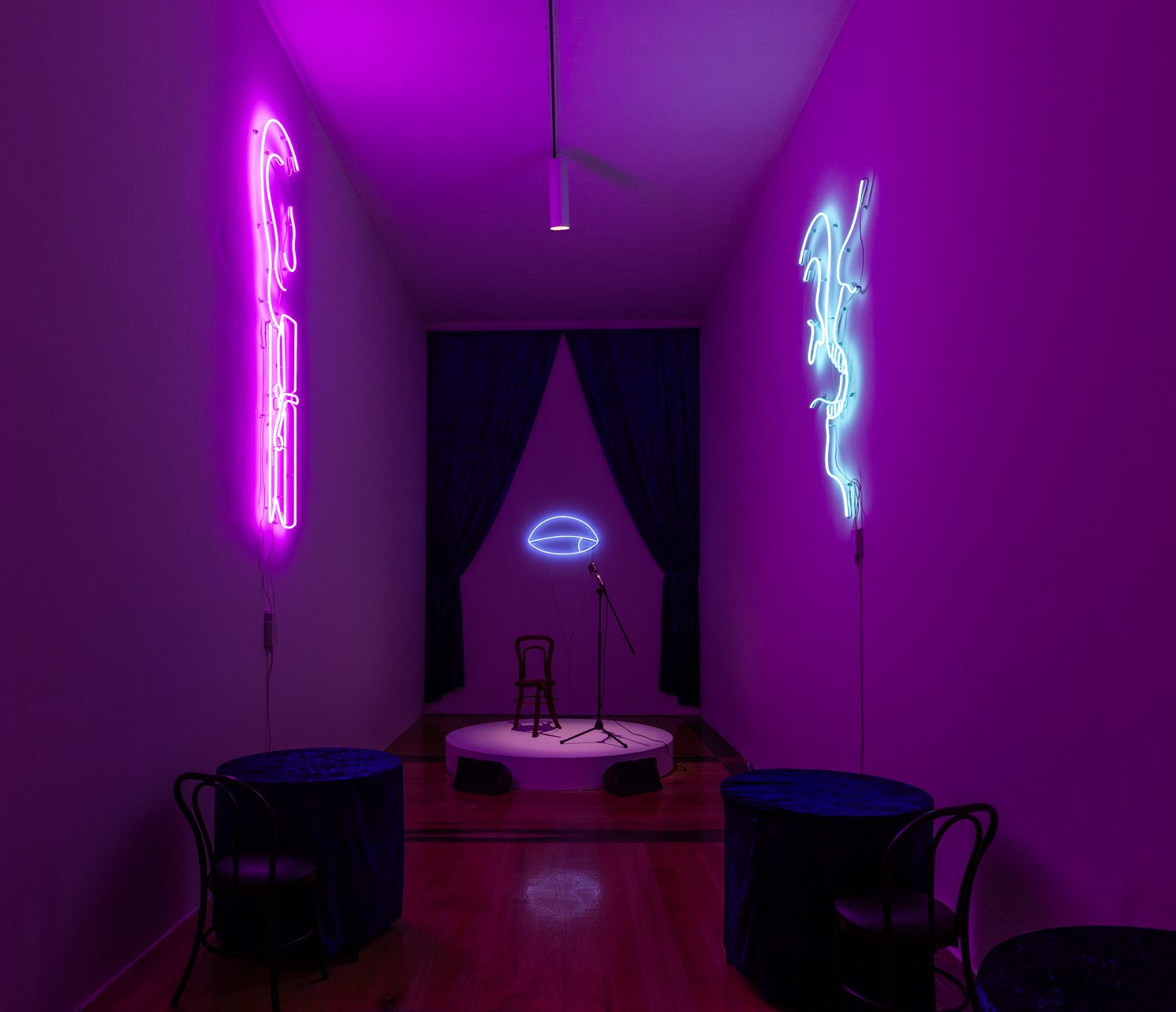 Reading Aloud in Club discreto